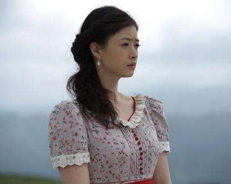 蒋欣换斜刘海减龄：黑色衬衣裙美腿纤细,蒋欣资料图片