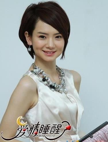 戚薇休闲装显潮范儿：蓝短T搭配休闲裤潮,戚薇资料简介