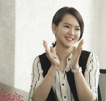 戚薇休闲装显潮范儿：蓝短T搭配休闲裤潮,戚薇资料简介