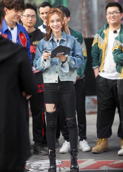 baby半马尾造型亮相：牛仔外套配T恤,俏皮可爱似少女