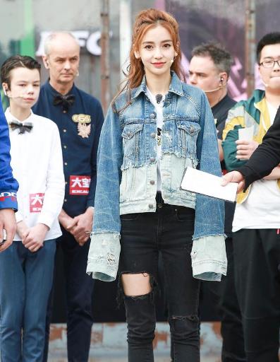 baby半马尾造型亮相：牛仔外套配T恤,俏皮可爱似少女