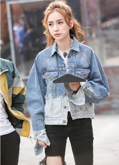 baby半马尾造型亮相：牛仔外套配T恤,俏皮可爱似少女