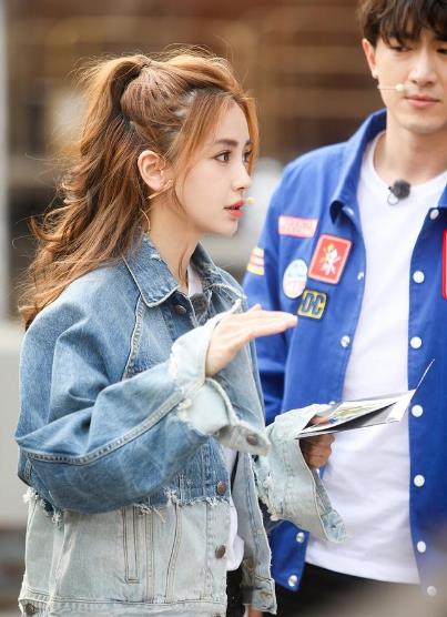 baby半马尾造型亮相：牛仔外套配T恤,俏皮可爱似少女