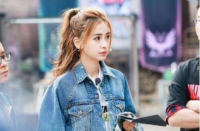 baby半马尾造型亮相：牛仔外套配T恤,俏皮可爱似少女