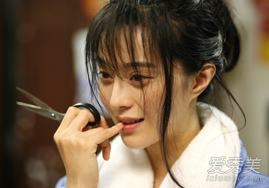 波霸裸身拥抱格子：影视剧中光脱不露的10大女星