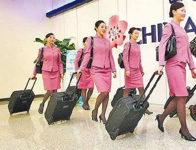 为什么空姐总是拉着箱子,到底装的什么?清单揭晓