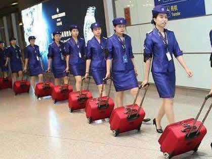 为什么空姐总是拉着箱子,到底装的什么?清单揭晓
