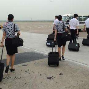 为什么空姐总是拉着箱子,到底装的什么?清单揭晓