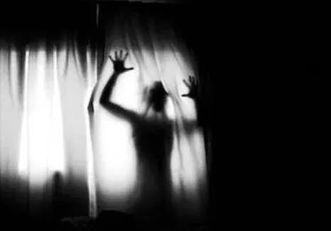 雨中女郎为什么恐怖:恐怖的画雨中女郎图片(诡异慎点) 雨中女郎为什么恐怖:恐怖的画雨中女郎图片(诡异慎点)