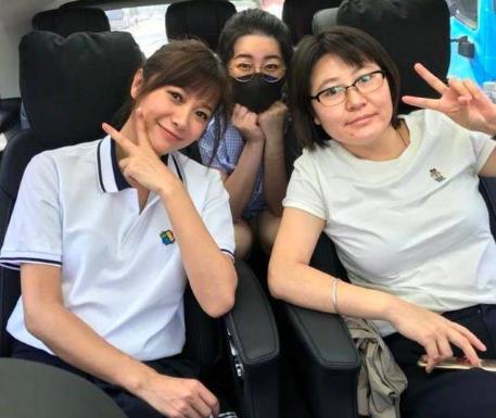 徐静蕾穿校服扎马尾:笑容甜美似18岁,徐静蕾年轻时的照片 徐静蕾穿校服扎马尾:笑容甜美似18岁,徐静蕾年轻时的照片