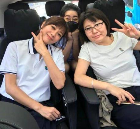 徐静蕾穿校服扎马尾:笑容甜美似18岁,徐静蕾年轻时的照片 徐静蕾穿校服扎马尾:笑容甜美似18岁,徐静蕾年轻时的照片