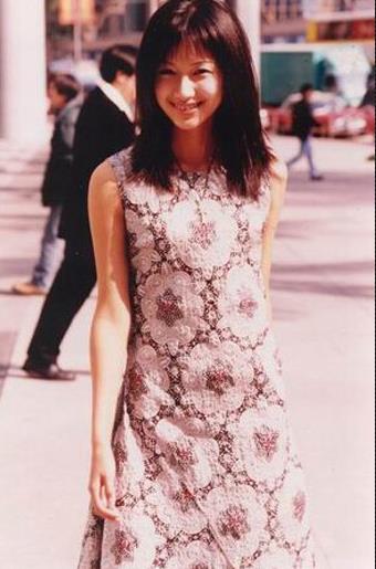 徐静蕾穿校服扎马尾：笑容甜美似18岁,徐静蕾年轻时的照片