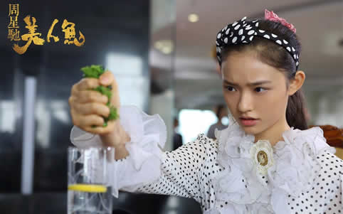 林允素颜比V卖萌：酒窝卖萌少女感十足,林允美人鱼照片