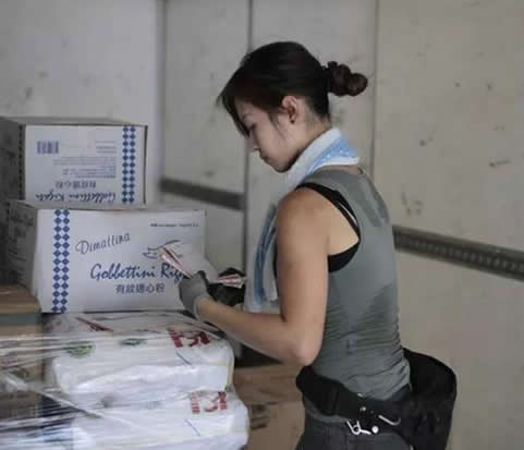 香港女搬运工火了:短裤t恤打扮好,美女搬运工朱芊佩资料照 香港女搬运工火了:短裤t恤打扮好,美女搬运工朱芊佩资料照