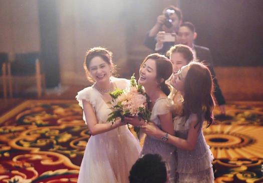 阿娇手捧花给阿sa:捧花直接给了阿Sa,激动变泪人 阿娇手捧花给阿sa:捧花直接给了阿Sa,激动变泪人