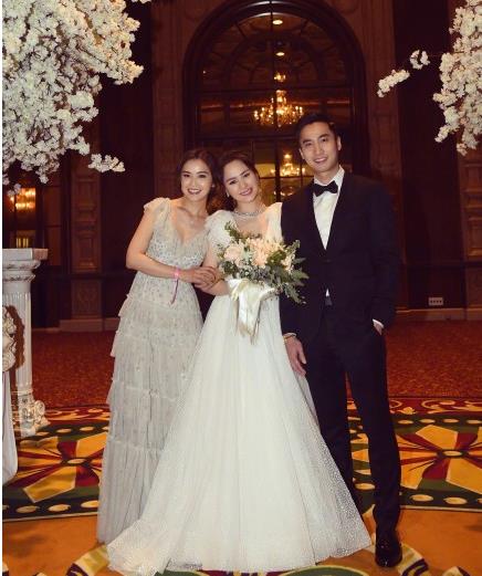 阿娇手捧花给阿sa:捧花直接给了阿Sa,激动变泪人 阿娇手捧花给阿sa:捧花直接给了阿Sa,激动变泪人