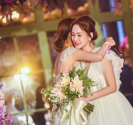 阿娇手捧花给阿sa:捧花直接给了阿Sa,激动变泪人 阿娇手捧花给阿sa:捧花直接给了阿Sa,激动变泪人