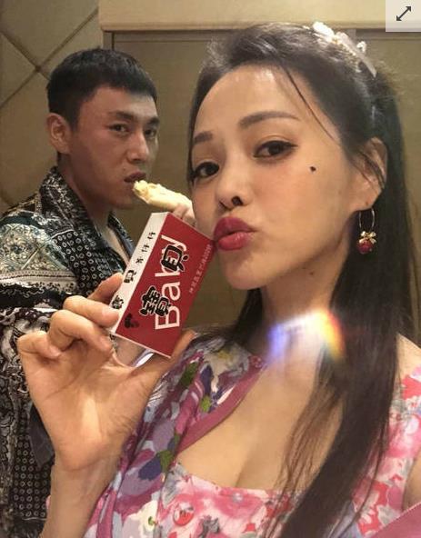 伊能静秦昊复古自拍:深夜玩复古cos自拍秀恩爱 伊能静秦昊复古自拍:深夜玩复古cos自拍秀恩爱