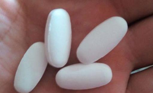 钙片最好睡前吃 补充钙剂3大注意(图) 钙片最好睡前吃 补充钙剂3大注意(图)