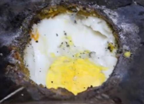 在南瓜里打了10个鸡蛋,柴火烧1个小时(图) 在南瓜里打了10个鸡蛋,柴火烧1个小时(图)