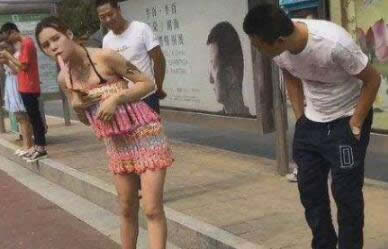 女子把零食当衣服穿：众人都看呆住了（图）