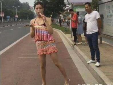 女子把零食当衣服穿：众人都看呆住了（图）