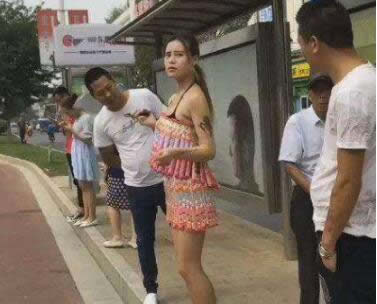 女子把零食当衣服穿：众人都看呆住了（图）