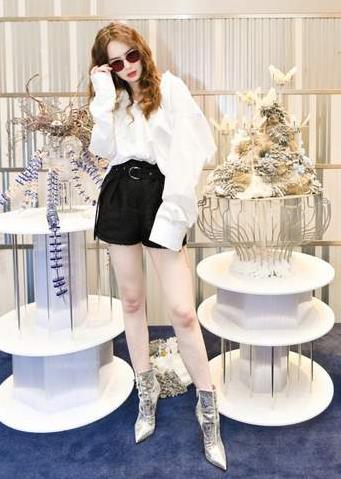 戚薇黑色热裤露美腿:露美腿韩系十足,戚薇资料简介及图片 戚薇黑色热裤露美腿:露美腿韩系十足,戚薇资料简介及图片