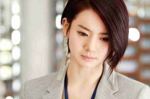 戚薇黑色热裤露美腿：露美腿韩系十足,戚薇资料简介及图片