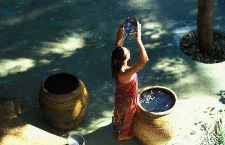 盘点各个国家的奇葩习俗：世界十大奇葩习俗大盘点