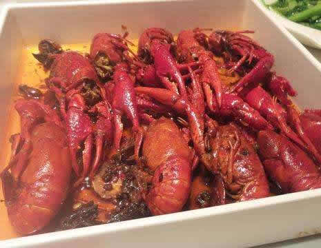 吃小龙虾患阑尾炎：吃虾的季节到了,怎样健康吃虾及如何挑选