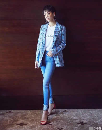 46岁宁静短发配西装：干练又魅惑,宁静年轻时照片