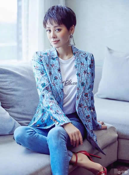 46岁宁静短发配西装：干练又魅惑,宁静年轻时照片