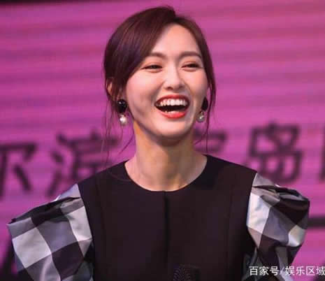 唐嫣大笑无女神包袱：可爱纯净,收腰小礼裙典雅时尚