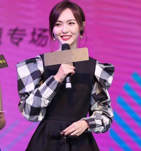 唐嫣大笑无女神包袱：可爱纯净,收腰小礼裙典雅时尚