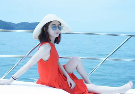 赵丽颖晒性感美照：赵丽颖度假美照,一身红裙青春靓丽