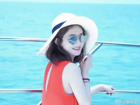 赵丽颖晒性感美照：赵丽颖度假美照,一身红裙青春靓丽
