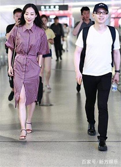 韩雪浅笑甜美动人：条纹长裙秀美腿,满满知性范儿