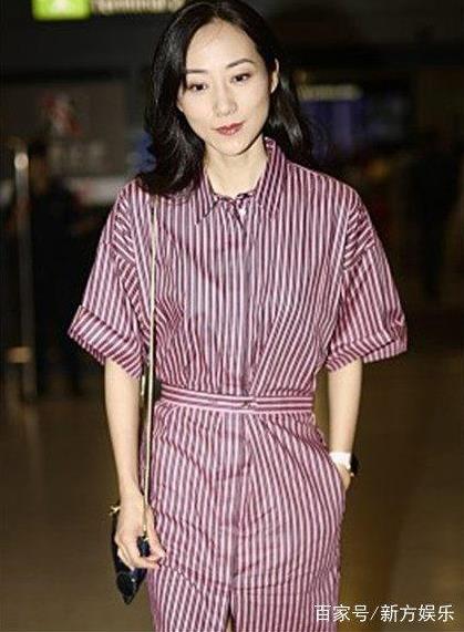 韩雪浅笑甜美动人：条纹长裙秀美腿,满满知性范儿