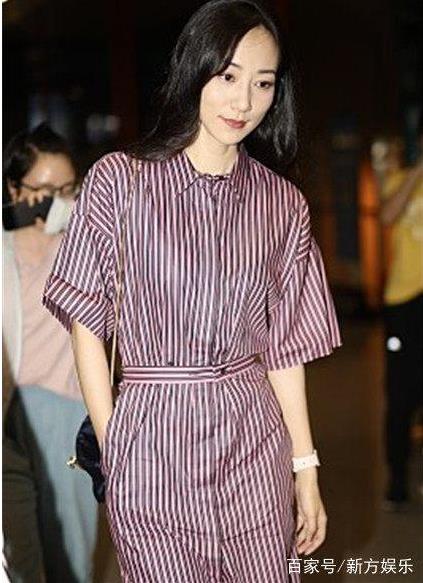 韩雪浅笑甜美动人：条纹长裙秀美腿,满满知性范儿