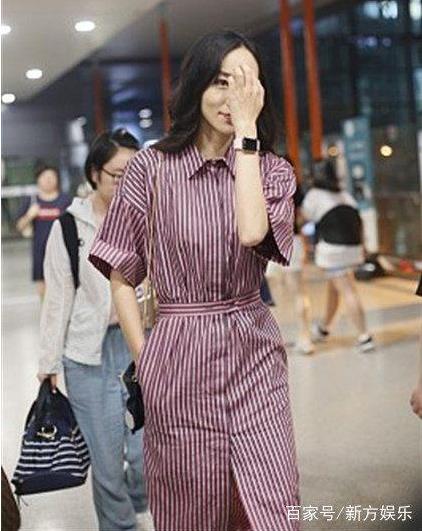 韩雪浅笑甜美动人：条纹长裙秀美腿,满满知性范儿