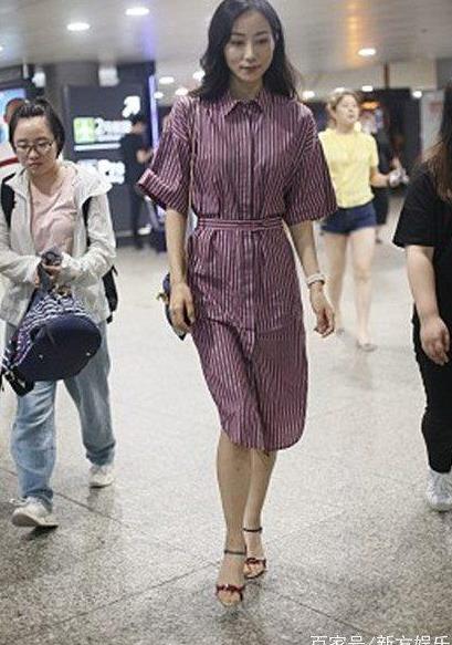 韩雪浅笑甜美动人：条纹长裙秀美腿,满满知性范儿