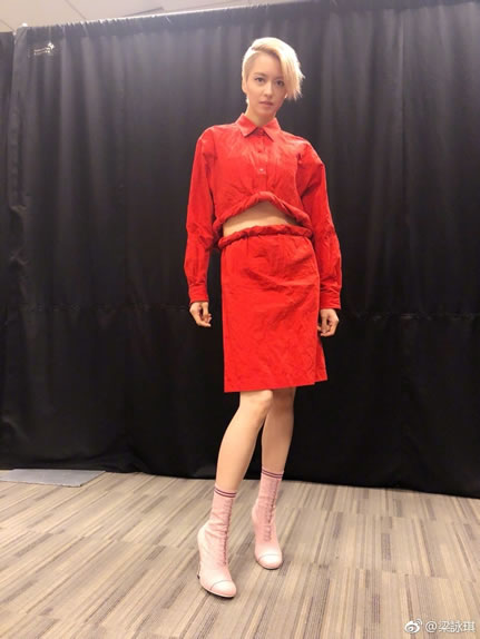 梁咏琪红裙秀小蛮腰：红红火火红色套装裙,梁咏琪图片