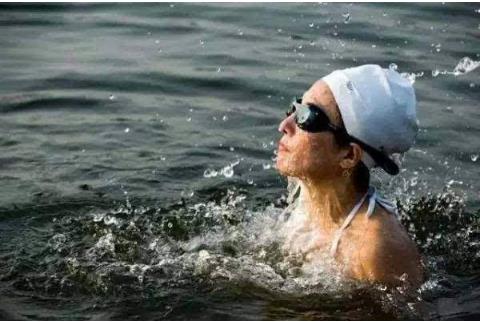 50岁健身女神图片:50岁健身辣妈刘叶琳美貌逆天(图) 50岁健身女神图片:50岁健身辣妈刘叶琳美貌逆天(图)