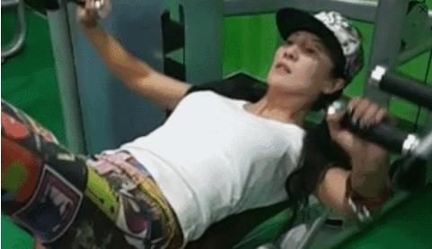 50岁健身女神图片:50岁健身辣妈刘叶琳美貌逆天(图) 50岁健身女神图片:50岁健身辣妈刘叶琳美貌逆天(图)