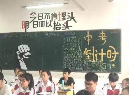 教师扛输液杆走红：感恩致敬,老师你们辛苦了