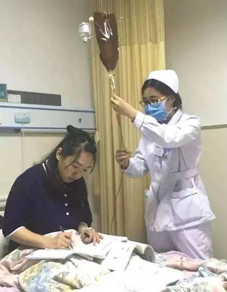 教师扛输液杆走红：感恩致敬,老师你们辛苦了