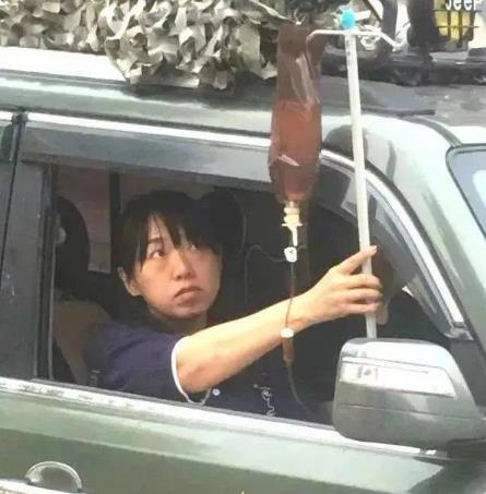 教师扛输液杆走红：感恩致敬,老师你们辛苦了