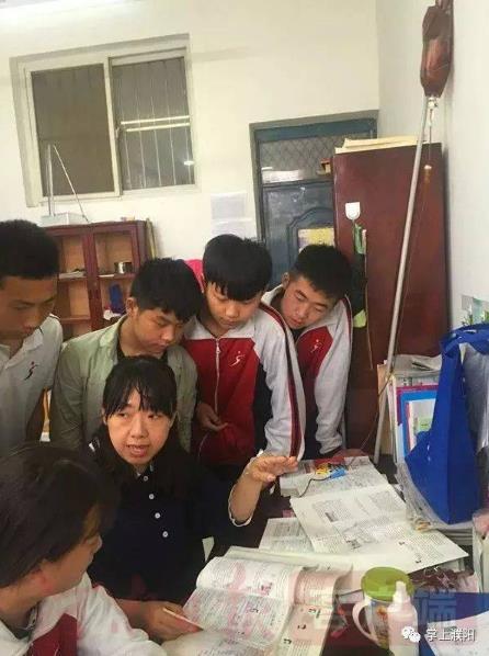 教师扛输液杆走红：感恩致敬,老师你们辛苦了