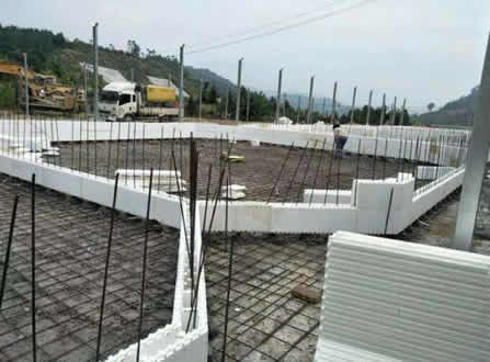 村民用泡沫盖新房：泡沫砖盖房子,采用EPS模块进行建房